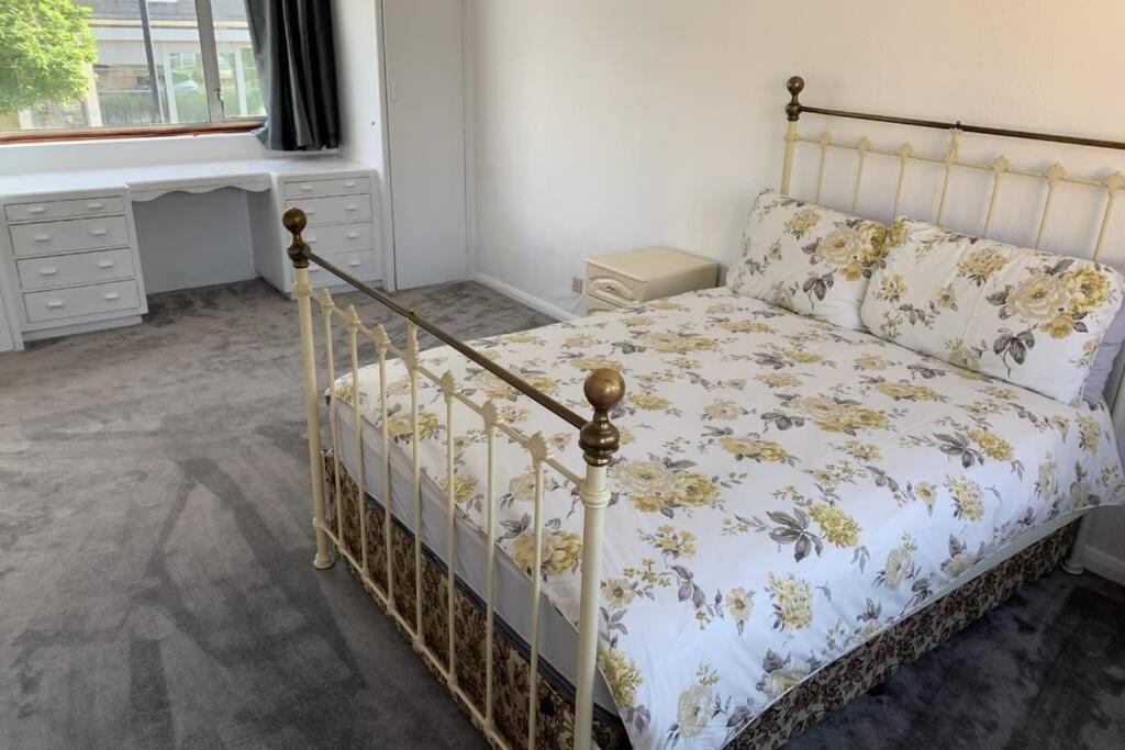 5 Bedroom House With Outdoor Space Upminster Eksteriør billede